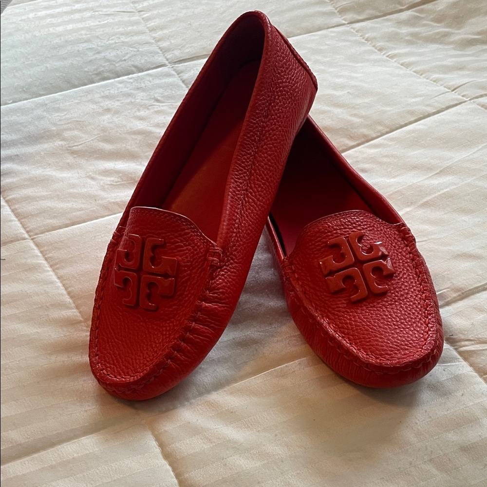 Tory Burch Red/Orange Pebbled Leather Logo Driving Loafers - Picture 3 of 8